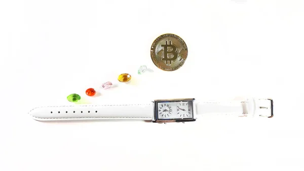 Bitcoin madeni para, saat, lüks, başarı fotoğrafı üst görüntü düzeni. Madencilik işi, zenginlik, şablon kavramı