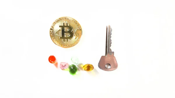 Bitcoin madeni para, lüks, anahtar, başarı fotoğrafı üst görüntü düzeni. Madencilik işi, zenginlik, şablon kavramı