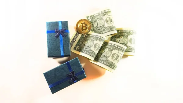 Kripto madeni para, dolar ve hediyeler, bonus servet ve yatırım. Bitcoin para fotoğraf üst görünüm düzeni. Madencilik işi, zenginlik, servet, şablon kavramı