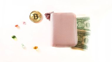 Bitcoin para, cüzdan ve mücevherler üst görünüm düzeni, boş alan. Madencilik işi, zenginlik, iletişim, şablon kavramı 