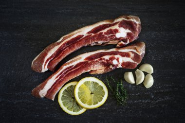 Çiğ domuz kaburgası