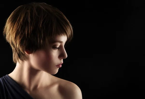 Genç bir kadın portresi yan