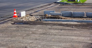 Yol çalışması sırasında somut kaldırım kurulumu trafik konisi.