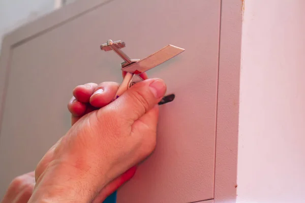 Mano Cerrando Caja Prueba Vándalos Con Una Llave Llavero Con — Foto de Stock