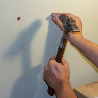 Duvar dolgusu ya da Rawlplug 'ın çekiçlenmesi. Kare resim