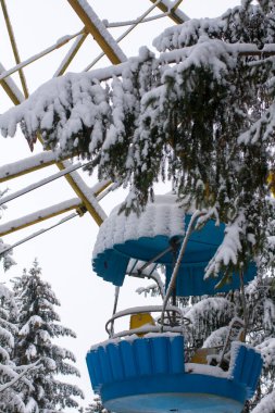 Dönme dolaptaki boş kamara karla kaplı. Kimse yok..