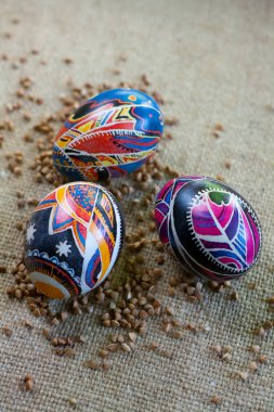 Üç el yapımı Paskalya yumurtası karabuğdaylı tuval üzerinde 