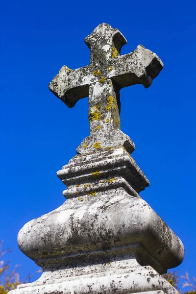 Vecchia Croce Pietra Bianca Consistenza Una Pietra Centenaria Ricoperta Licheni — Foto Stock