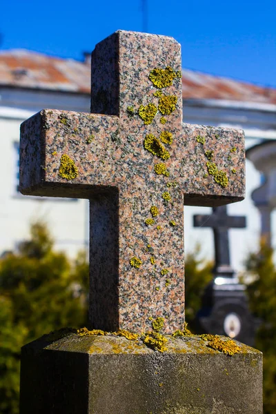 Eski Mezarlıkta Eski Bir Taş Haç Kırmızı Granit Haç Liken — Stok fotoğraf