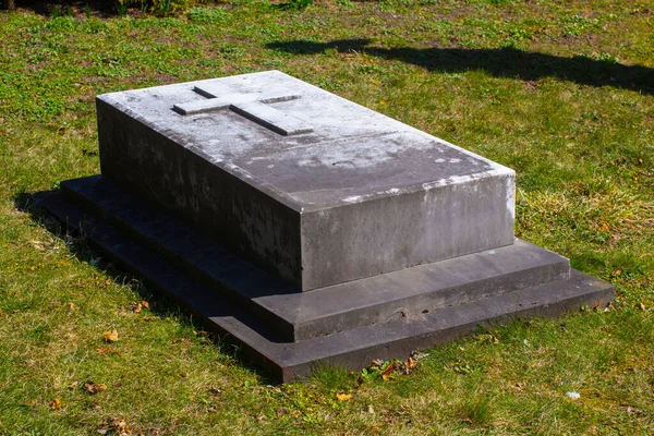 Weißer Stein Grabstein Mit Einem Kreuz Platz Für Ihren Text — Stockfoto