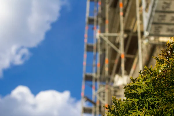 Ponteggi Sfocati Grattacielo Sullo Sfondo Cielo Blu Estivo Con Nuvole — Foto Stock