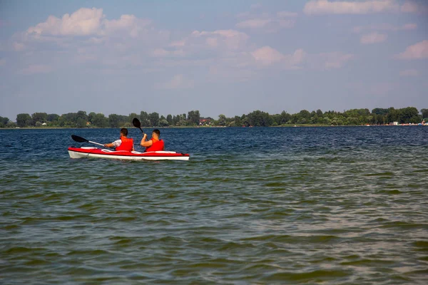 Deux Kayakistes Gilets Orange Conduisent Kayak Sur Lac — Photo