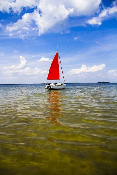 Kleines Segelboot Mit Rotem Segel Auf Dem See — Stockfoto
