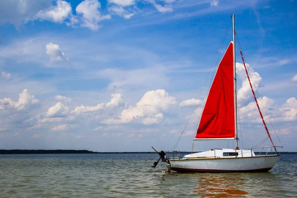 Barca Vela Con Una Vela Rossa Lago — Foto Stock