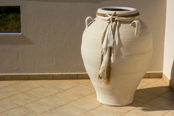 Kumaşla Süslenmiş Beyaz Amfora Yunan Teması — Stok fotoğraf