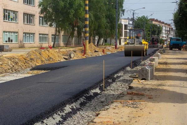 Una Pavimentadora Asfalto Rodillo Están Funcionamiento Imagen de archivo