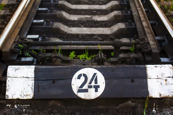 碑文と鉄道線路上のマーカー24 — ストック写真