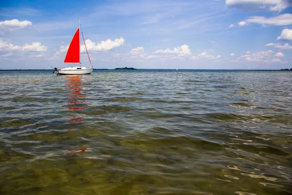 Yacht Mit Rotem Segel Auf Dem See — Stockfoto