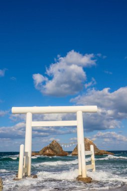 Kutsal Meotoiwa Kayaları ve Okyanus Manzarası Sahilde Japon Shinto Torii Kapısı