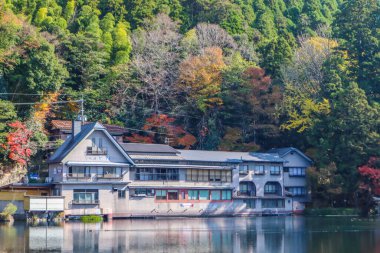 Kinrin Gölü, Yufuin, Kyushu 'daki Ryokan Mimarisi