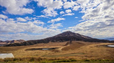 Kuru Çimen ve Bulutlu Japon Dağ Manzarası