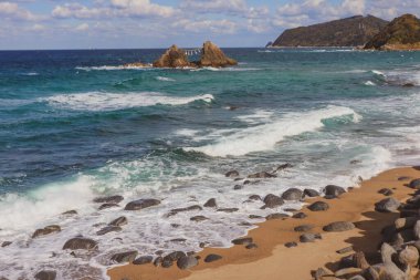 Shimenawa ile Itoshima Kayalıkları Sahilde, Fukuoka, Japonya.