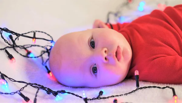 Noel, kış, yeni yıl konsepti. Noel Baba şapkalı yakışıklı bir çocuğun portresi.