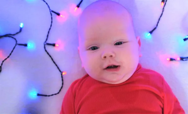 Weihnachten, Winter, Neujahr. Porträt eines gutaussehenden Jungen mit Weihnachtsmannhut — Stockfoto