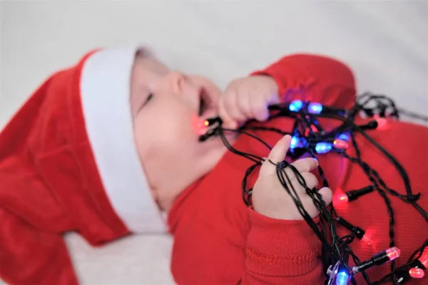 Noel, kış, yeni yıl konsepti. Noel Baba şapkalı yakışıklı bir çocuğun portresi.