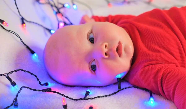 Noel, kış, yeni yıl konsepti. Noel Baba şapkalı yakışıklı bir çocuğun portresi.