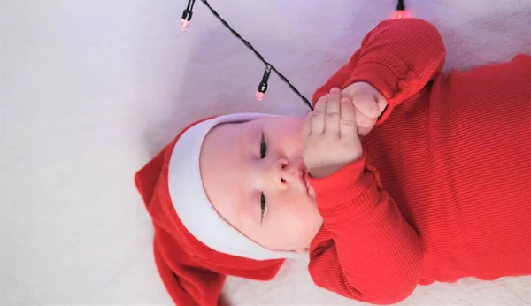 Święta, zima, nowy rok. Portret przystojnego chłopca w kapeluszu Świętego Mikołaja — Zdjęcie stockowe