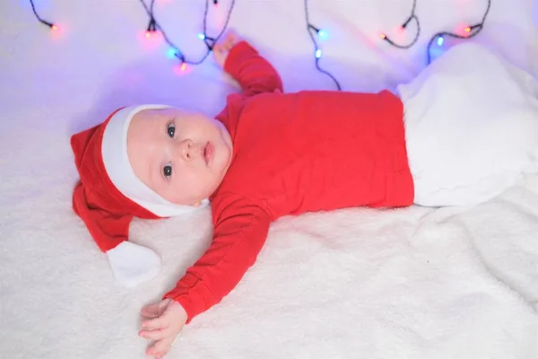 Natale, inverno, capodanno. Ritratto di un bel ragazzo con un cappello di Babbo Natale — Foto Stock