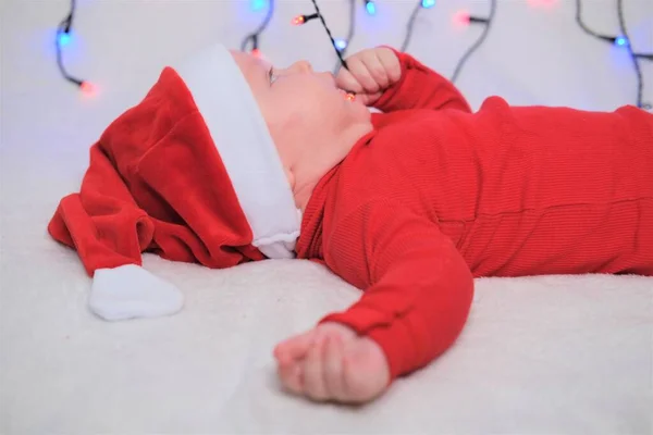 Weihnachten, Winter, Neujahr. Porträt eines gutaussehenden Jungen mit Weihnachtsmannhut — Stockfoto