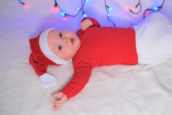 Natale, inverno, capodanno. Ritratto di un bel ragazzo con un cappello di Babbo Natale — Foto Stock