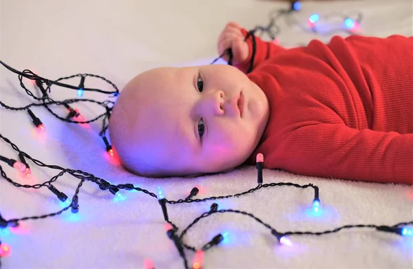 Weihnachten, Winter, Neujahr. Porträt eines gutaussehenden Jungen mit Weihnachtsmannhut — Stockfoto