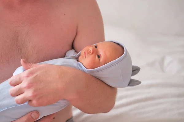 Ojciec trzyma w ramionach swojego noworodka, dwumiesięcznego synka.Portret ojca i dziecka. — Zdjęcie stockowe