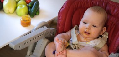 Çocuk sebze ve meyve püresi yiyor. Elma, brokoli, havuç, balkabağı. Bebek maması konsepti