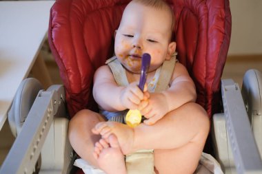 Çocuk sebze ve meyve püresi yiyor. Elma, brokoli, havuç, balkabağı. Bebek maması konsepti