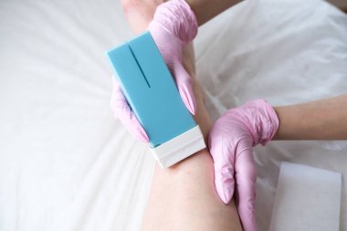 Balmumu salonu mu spa mı? Saç temizleme cilası. Konsept - şeker macunu ya da saç temizleme.