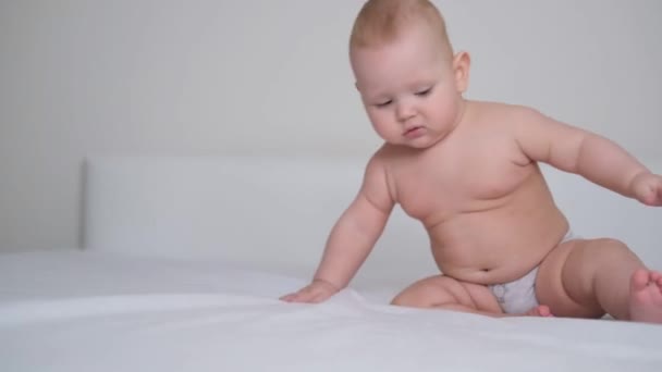 Kind Leren Kruipen Zitten Opstaan Eerste Stappen Zetten Beelden — Stockvideo