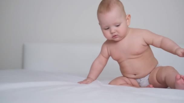 Child learning to crawl, sit, get up and take the first steps, 4K footage — Stock Video