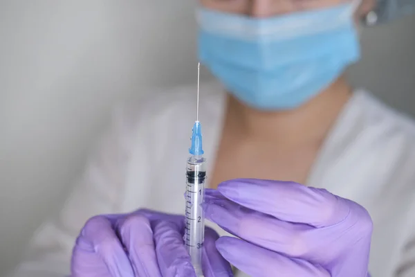 Kesztyűben Lévő Női Kezekben Koronavírus Vakcina Injekcióhoz Való Fecskendő Található Stock Kép