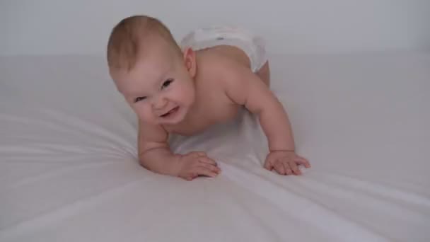 Dítě se plazí po posteli.. — Stock video