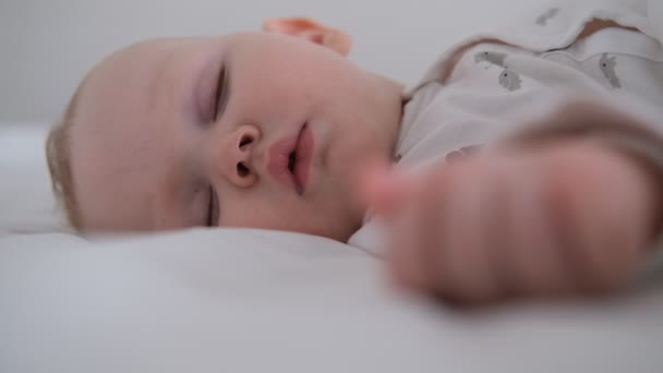 Il bambino che allatta dorme sul letto bianco nel letto. — Video Stock