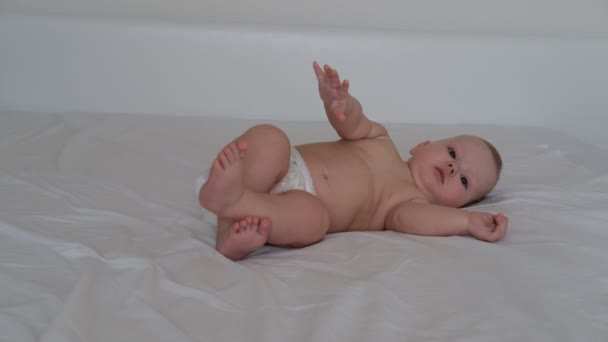 Little sleeping baby lies on white bedding — Stock Video