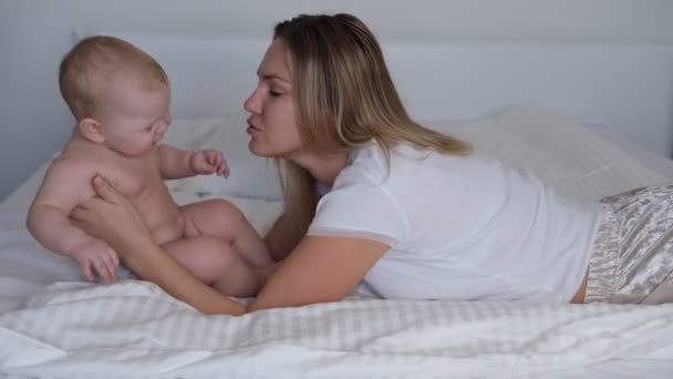 Eine Junge Mutter Wiegt Das Baby Den Armen Das Baby — Stockvideo