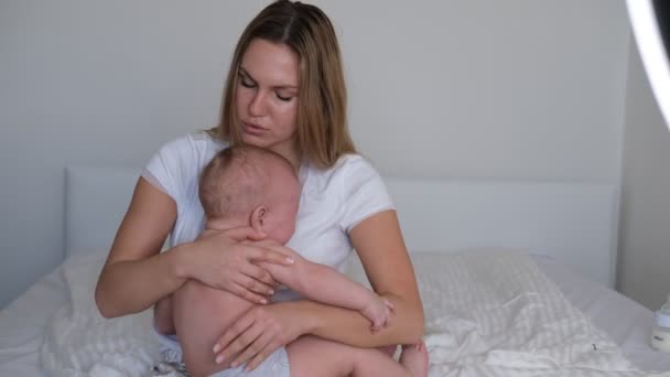 Een Jonge Moeder Wiebelt Baby Haar Armen Baby Huilt Wil — Stockvideo