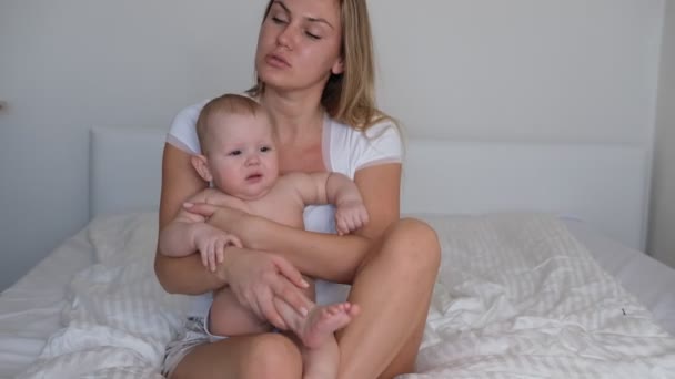 Een Jonge Moeder Wiebelt Baby Haar Armen Baby Huilt Wil — Stockvideo