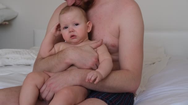 Der Vater schaukelte das Baby in den Armen. Das Baby weint und will nicht schlafen. — Stockvideo