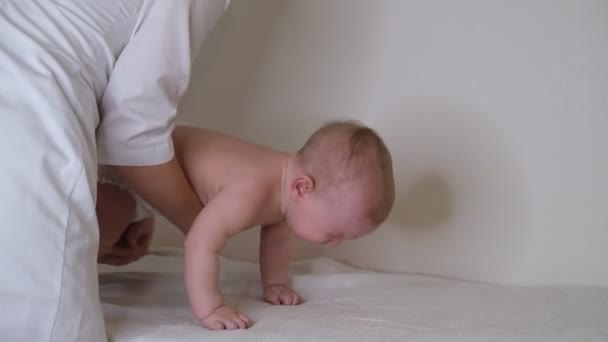 Dětský Lékař Nebo Masér Poskytuje Dítěti Terapeutickou Masáž Tělesnou Výchovu — Stock video